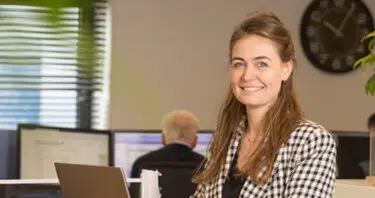 Collega aan het werk op kantoor